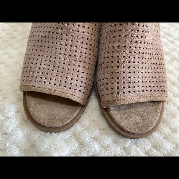 KOOLABURRA BY UGG Size US 5 Slip-on Mule
Perforated suede upper. Tan/Brown - Picture 2 of 5